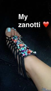 Valentina Vignali feet photo thumbnail
