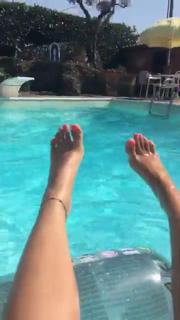 Valentina Vignali feet photo thumbnail