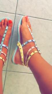 Valentina Vignali feet photo thumbnail