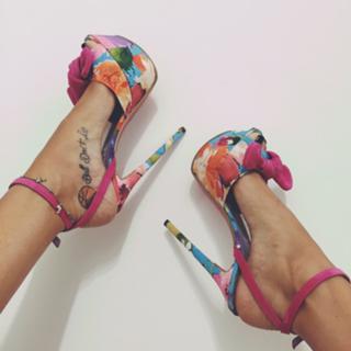 Valentina Vignali feet photo thumbnail