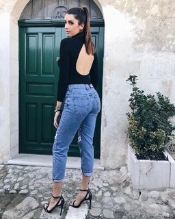 Valentina Vignali feet photo thumbnail