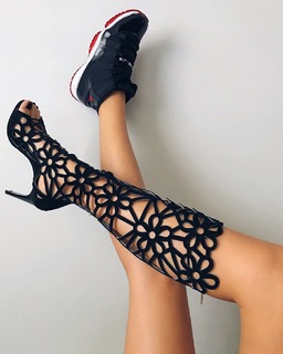 Valentina Vignali feet photo thumbnail
