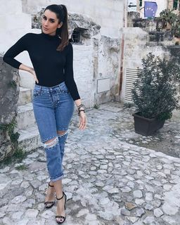 Valentina Vignali feet photo thumbnail