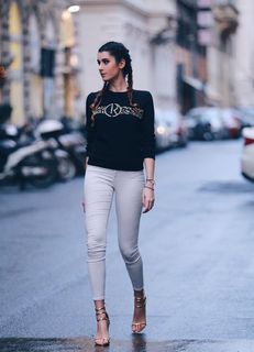 Valentina Vignali feet photo thumbnail