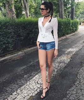 Valentina Vignali feet photo thumbnail