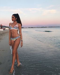 Valentina Vignali feet photo thumbnail