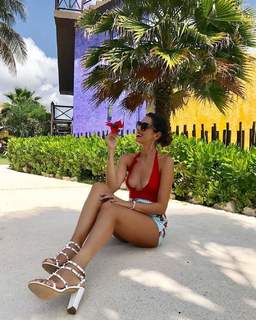 Valentina Vignali feet photo thumbnail