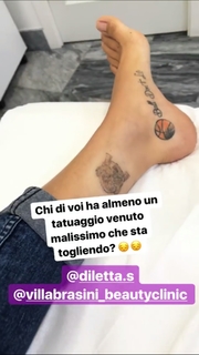Valentina Vignali feet photo thumbnail