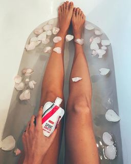 Valentina Vignali feet photo thumbnail