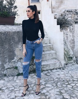 Valentina Vignali feet photo thumbnail