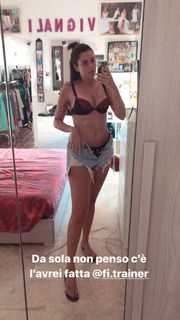 Valentina Vignali feet photo thumbnail