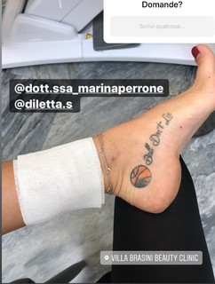 Valentina Vignali feet photo thumbnail