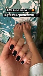 Valentina Vignali feet photo thumbnail