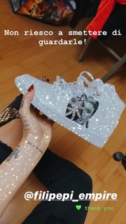 Valentina Vignali feet photo thumbnail