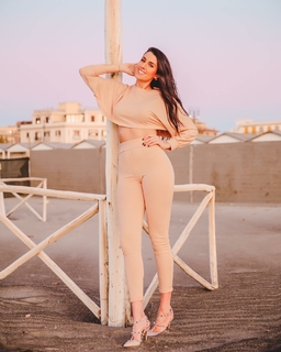 Valentina Vignali feet photo thumbnail