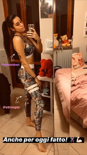 Valentina Vignali feet photo thumbnail