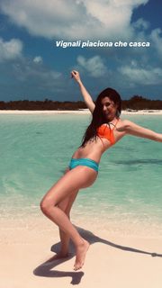 Valentina Vignali feet photo thumbnail