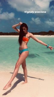 Valentina Vignali feet photo thumbnail