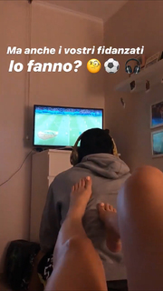 Valentina Vignali feet photo thumbnail