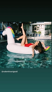 Valentina Vignali feet photo thumbnail