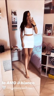 Valentina Vignali feet photo thumbnail