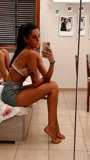 Valentina Vignali feet photo thumbnail