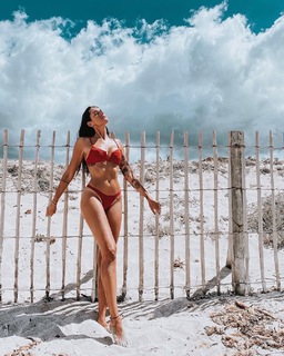 Valentina Vignali feet photo thumbnail