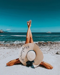 Valentina Vignali feet photo thumbnail