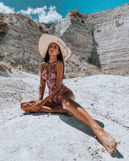 Valentina Vignali feet photo thumbnail