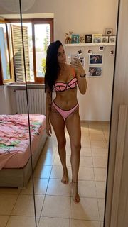 Valentina Vignali feet photo thumbnail