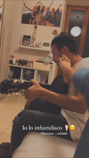 Valentina Vignali feet photo thumbnail