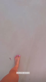 Valentina Vignali feet photo thumbnail