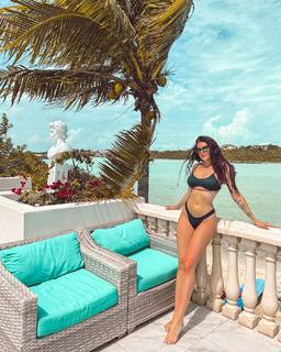 Valentina Vignali feet photo thumbnail