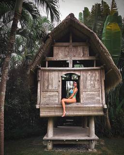 Valentina Vignali feet photo thumbnail