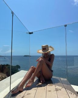 Valentina Zenere feet photo thumbnail