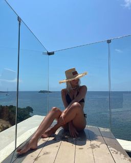 Valentina Zenere feet photo thumbnail