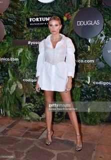 Valentina Zenere feet photo thumbnail