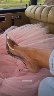 Valentina Zenere feet photo thumbnail