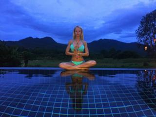 Valeria Lukyanova feet photo 8