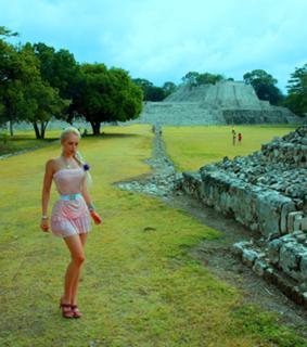 Valeria Lukyanova feet photo 14