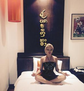 Valeria Lukyanova feet photo 12
