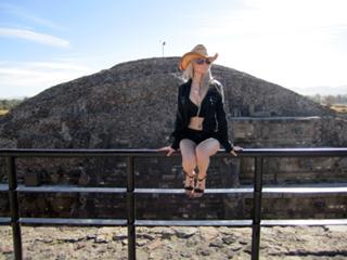 Valeria Lukyanova feet photo 1