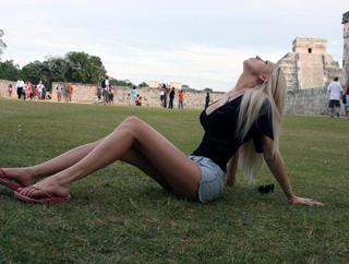 Valeria Lukyanova feet photo 6