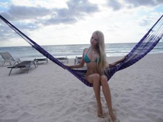 Valeria Lukyanova feet photo 19