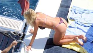 Valeria Marini feet photo thumbnail