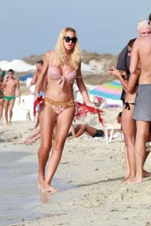 Valeria Marini feet photo thumbnail