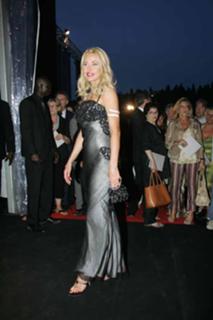 Valeria Marini feet photo thumbnail