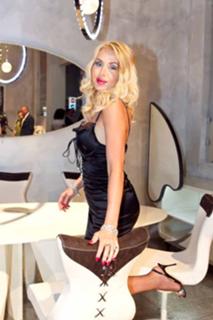 Valeria Marini feet photo thumbnail