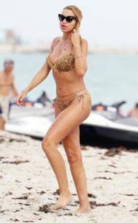 Valeria Marini feet photo thumbnail