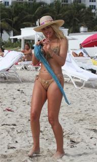 Valeria Marini feet photo thumbnail